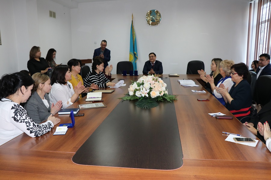 Алматыда бір топ қыз-келіншек марапатталды