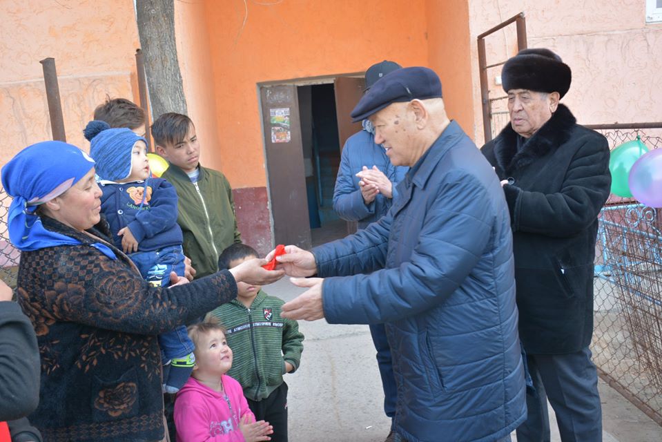 Түркістан: Кәсіпкерлер көпбалалы анаға 3 бөлмелі пәтер сыйлады