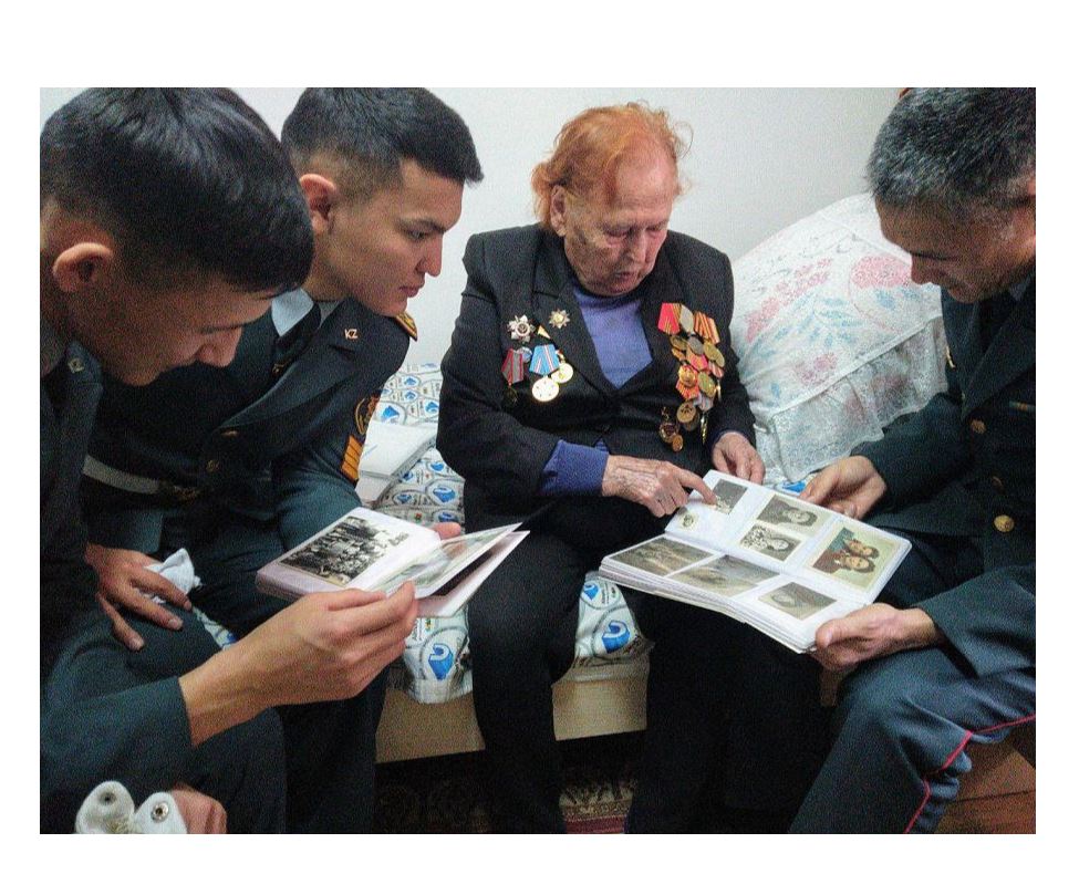 Курсанттар ардагер аналарды құттықтады