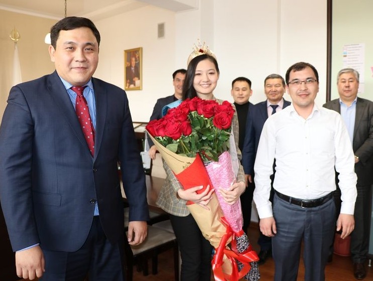 «Қазақ аруы» әкесінің ұжымына қонаққа келді