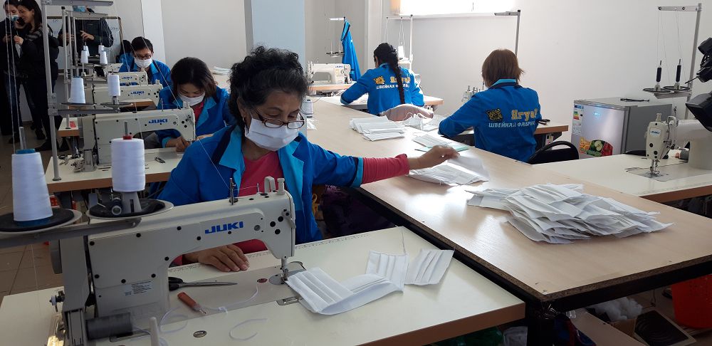 Оралда шағын фабрика маска тіге бастады