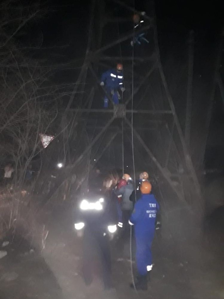 Бағанаға шығып кеткен бойжеткен құтқарылды