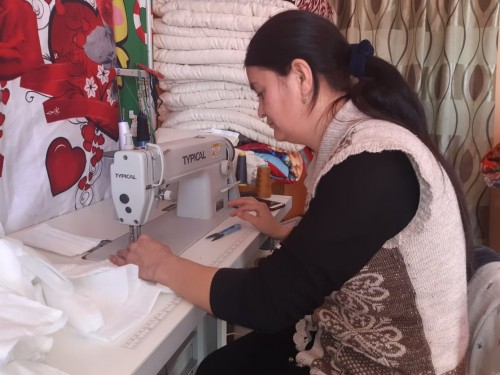 Түркістан: Тігінші бетперделерді тегін таратты