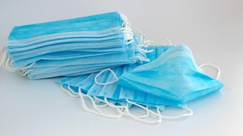 Ақтаулық ерікті жастар халыққа медициналық бетпердені тегін таратты