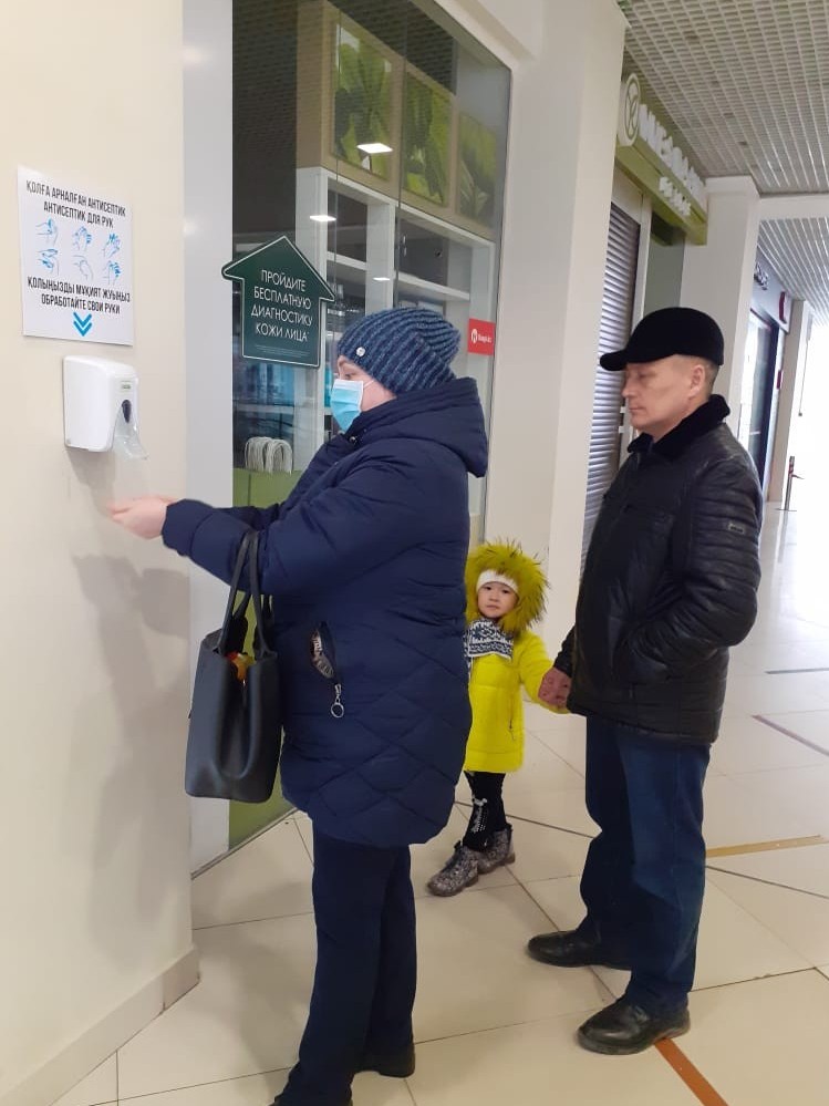 Қостанайлықтар қоғамдық ғимараттарға қол шайып кіреді