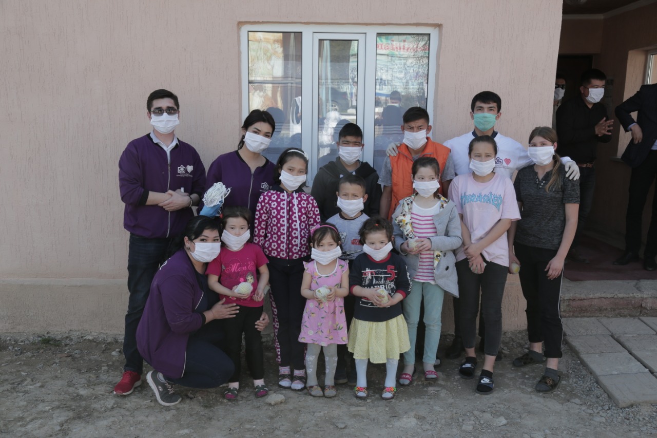 Түркістандық жастар қазіргі жағдайда аса қажетті заттарды таратуда