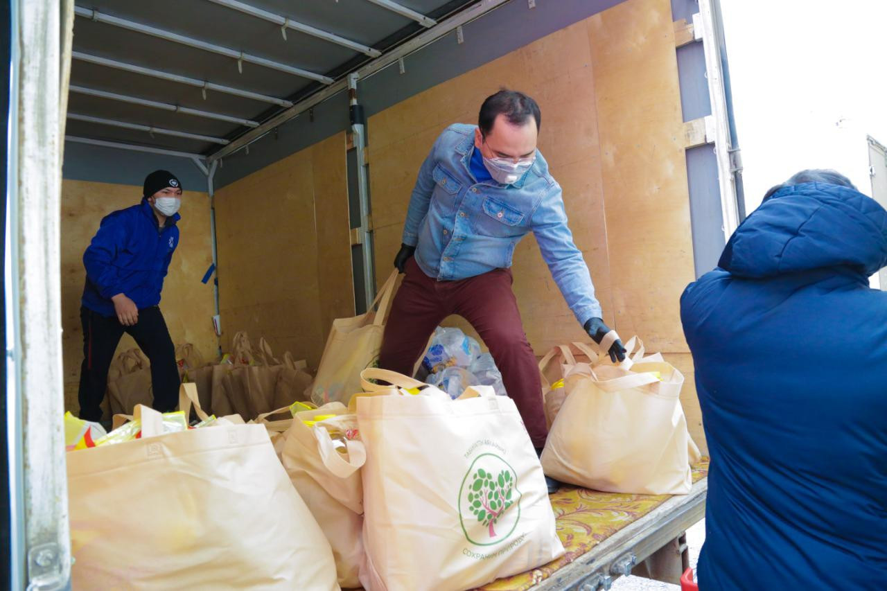 Нұр-Сұлтан қаласында 800-ден астам мұқтаж отбасыға маска мен антисептиктер таратылды