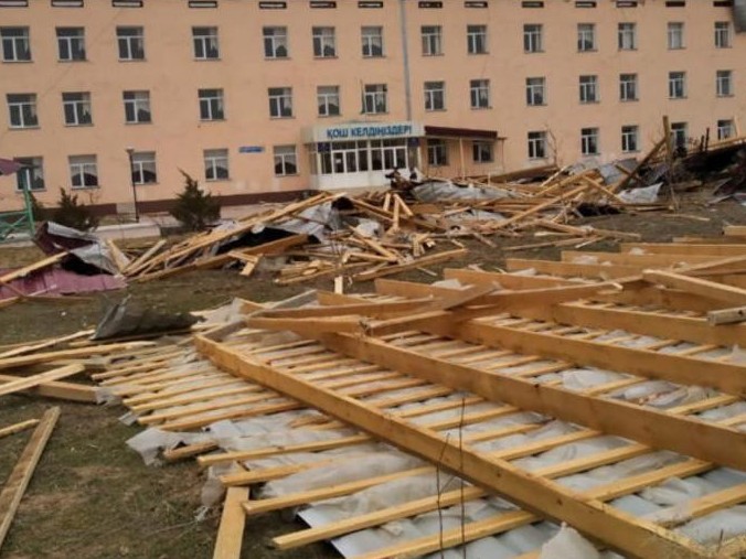 Түркістан: Дауыл тұрғын үй мен әлеуметтік нысандардың шатырын ұшырып әкетті