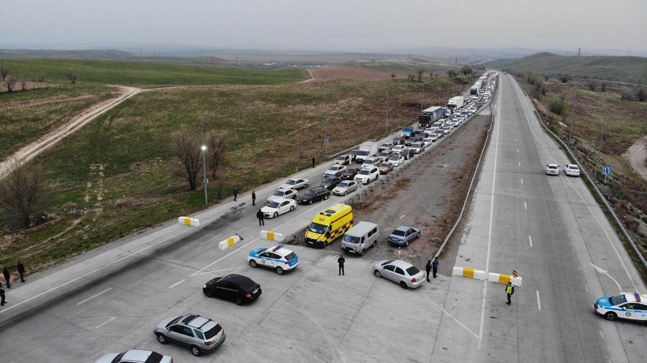 Шымкент: Блок посттарда әрбір көлікті жіті тексеріп жатыр