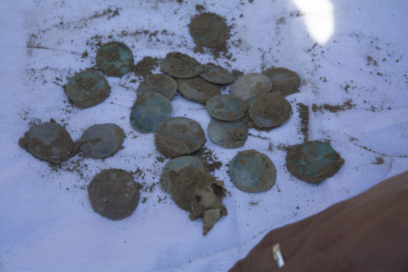 Күміс теңге көмбесі табылды