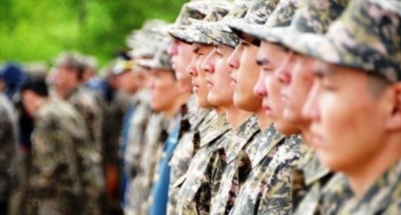 Әскери қызметшілер бір күндік жалақыларын коронавируспен күреске аударды