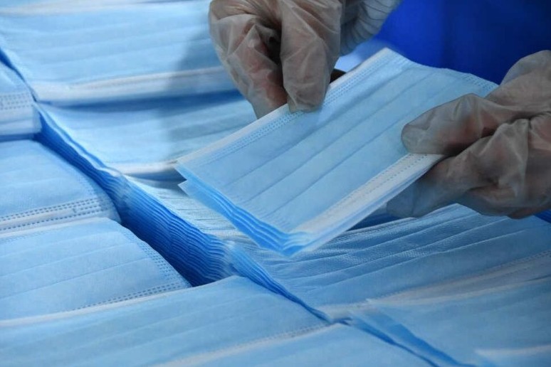 Қоғамдық қор мұқтаж жандарға бетперде үлестірді