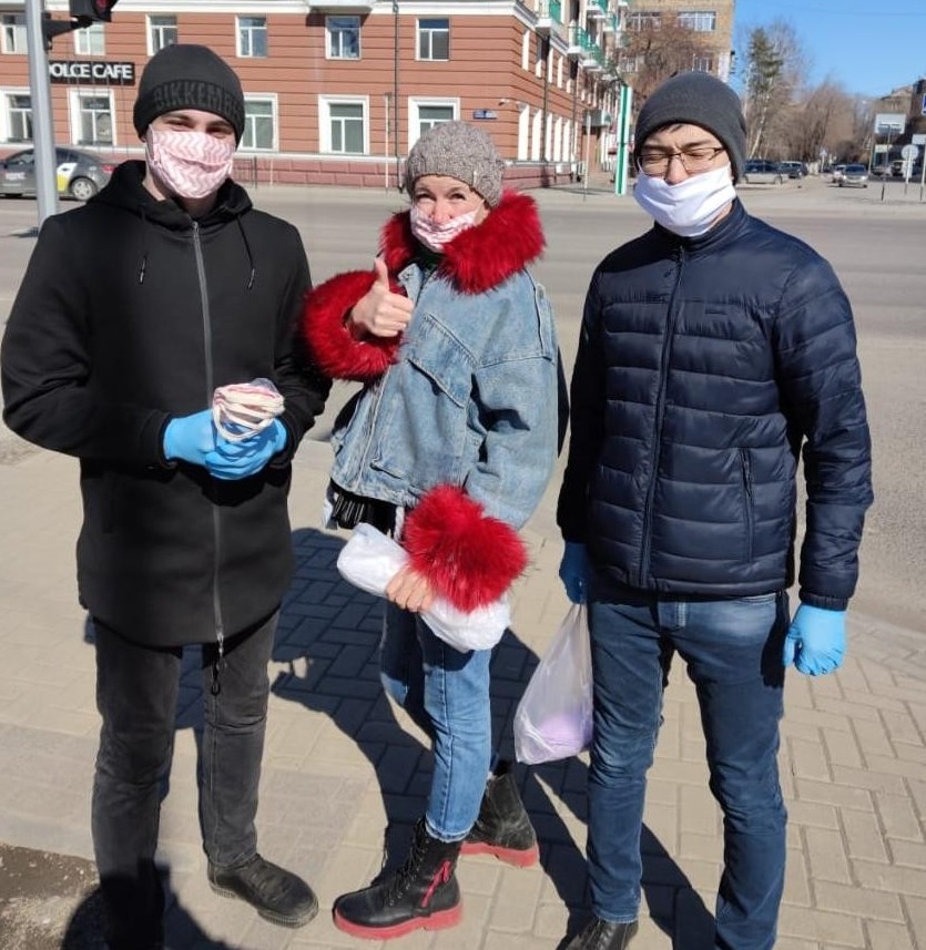 Қарағандыда жастар автобус жүргізушілеріне маска таратты