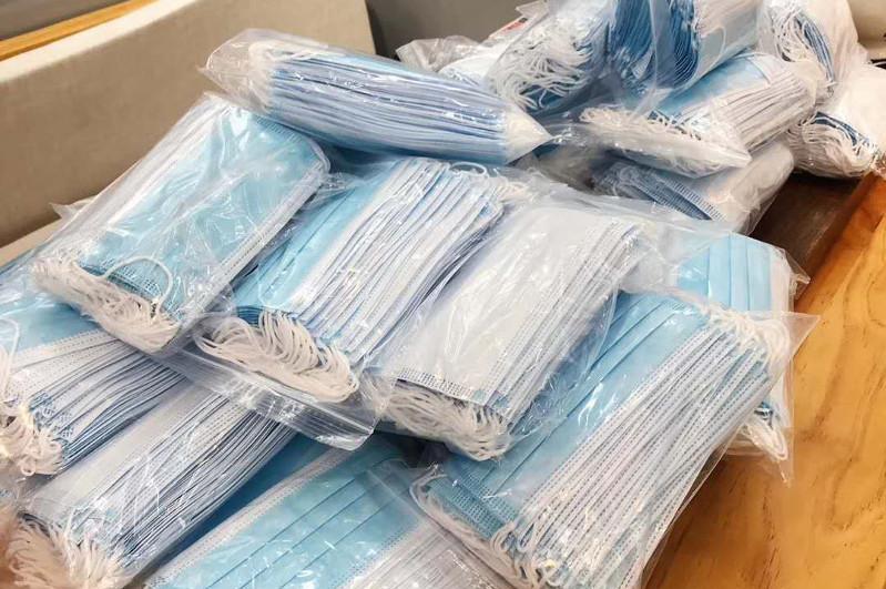 Волонтерлер 500 мың медициналық масканы тегін таратты