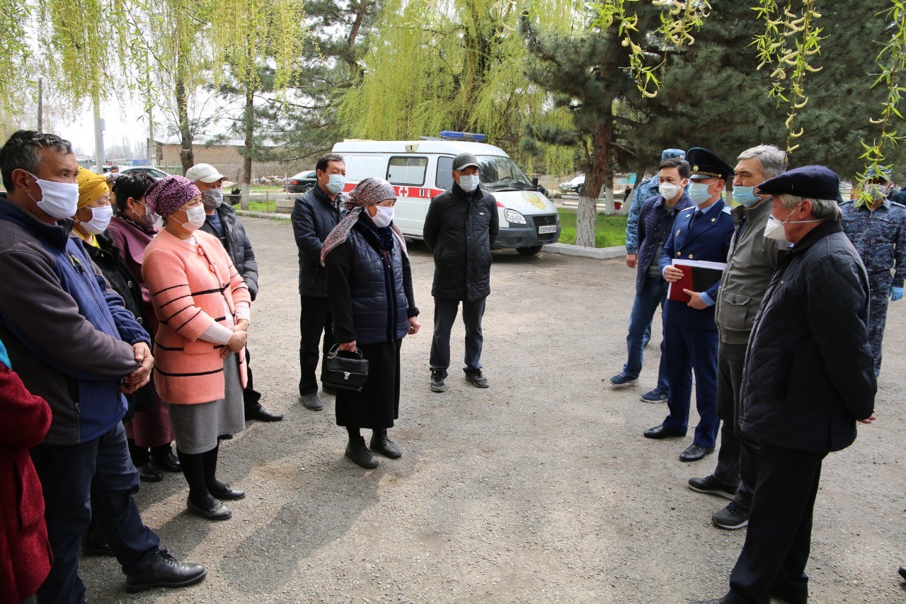 Бердібек Сапарбаев Қордай ауданында ұсталған тұрғындардың туыстарымен кездесті