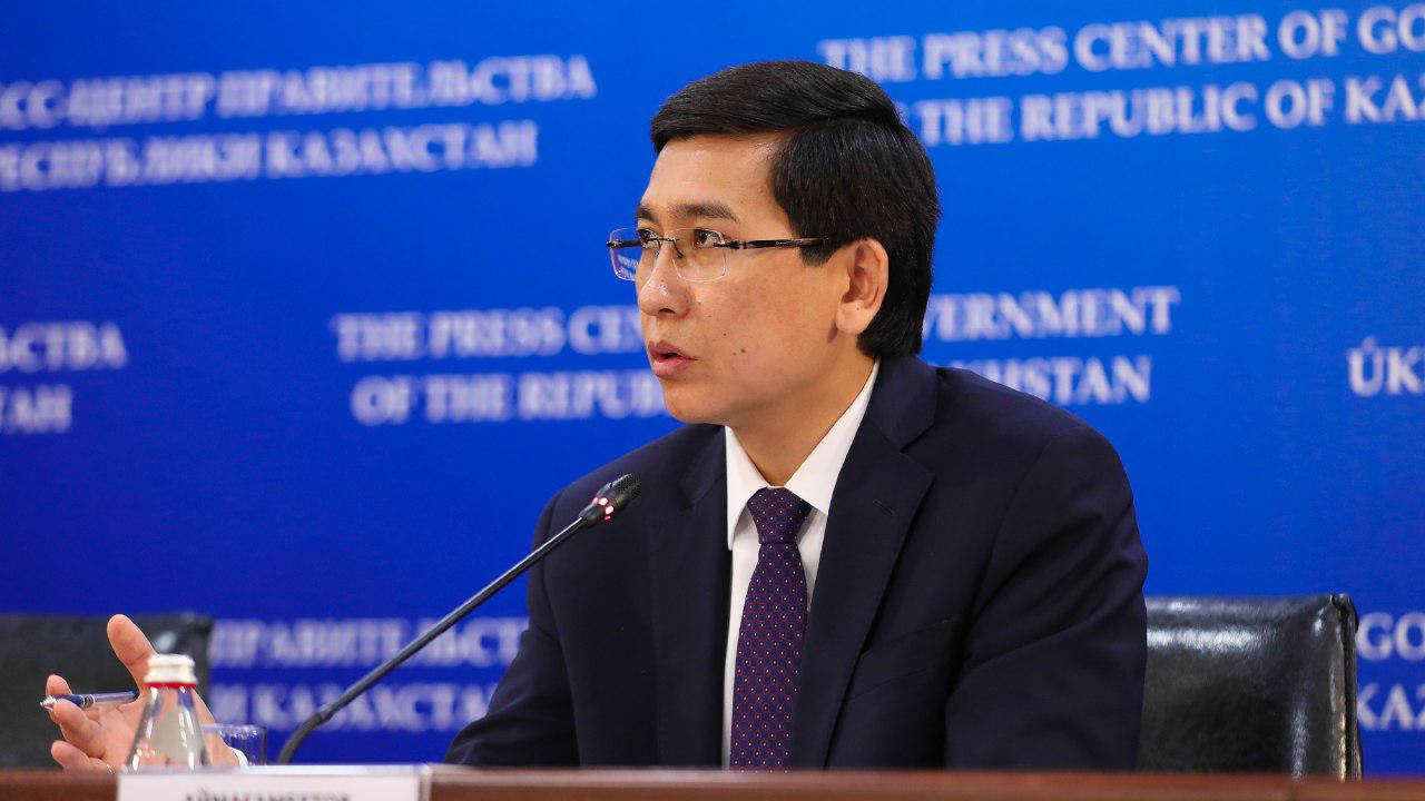 А. Аймағамбетов мектепті сағынған оқушыға жауап берді