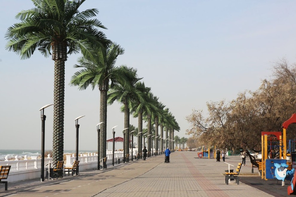 Ақтау: Теңіз жағалауында жарық сөндіріліп, орындықтар алынып тасталды