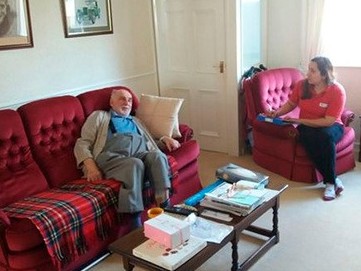 «Ол - менің өмірлік махаббатым»: Қатерлі ісікке шалдыққан қария жарына қоштасу хатын жазды