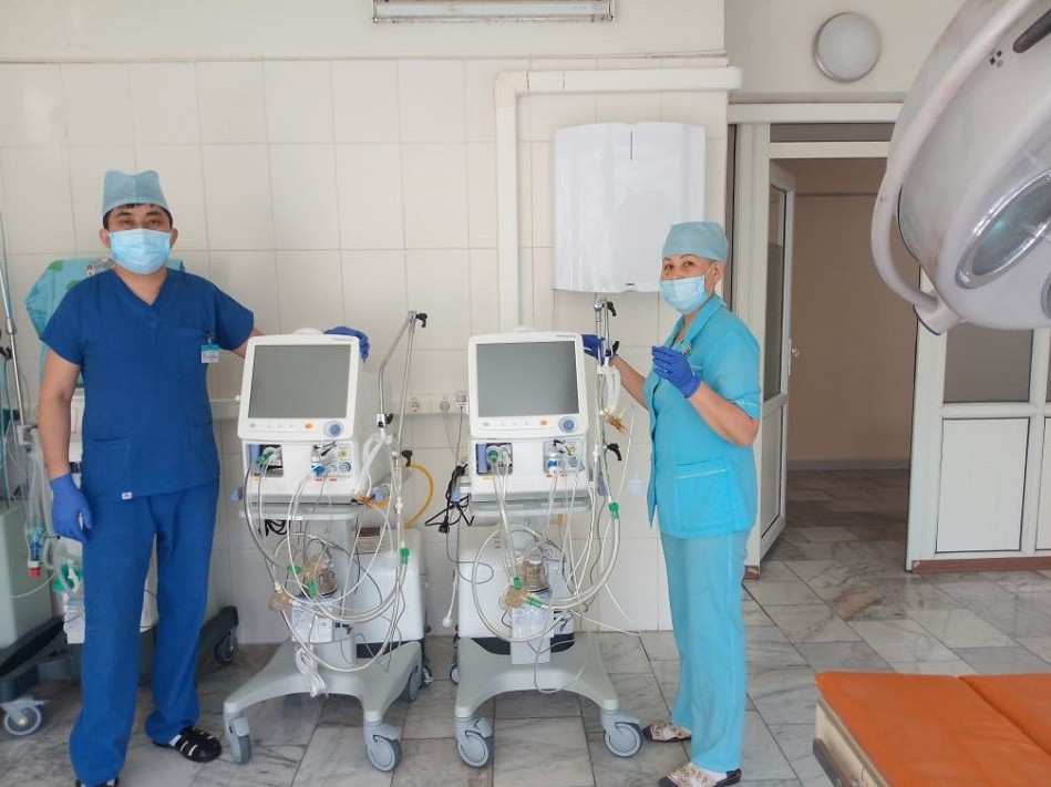 Қайырымдылық қор балалар ауруханасына жасанды өкпе вентиляциясы аппаратын сыйға тартты