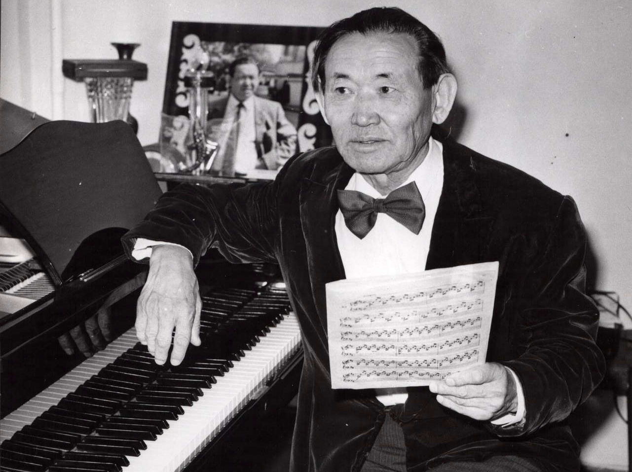 Тілендиев әндерін тебірене шырқады