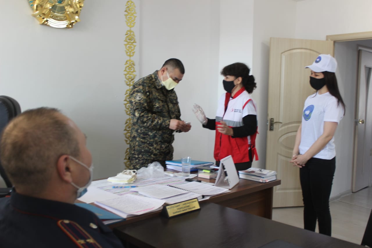 Ақтау: Қазақстан халқы Ассамблеясы жанындағы аналар кеңесі 300-ге жуық маска таратты