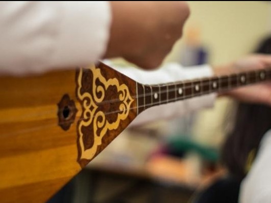 Елдегі жағдай домбыраға да үн бітірді