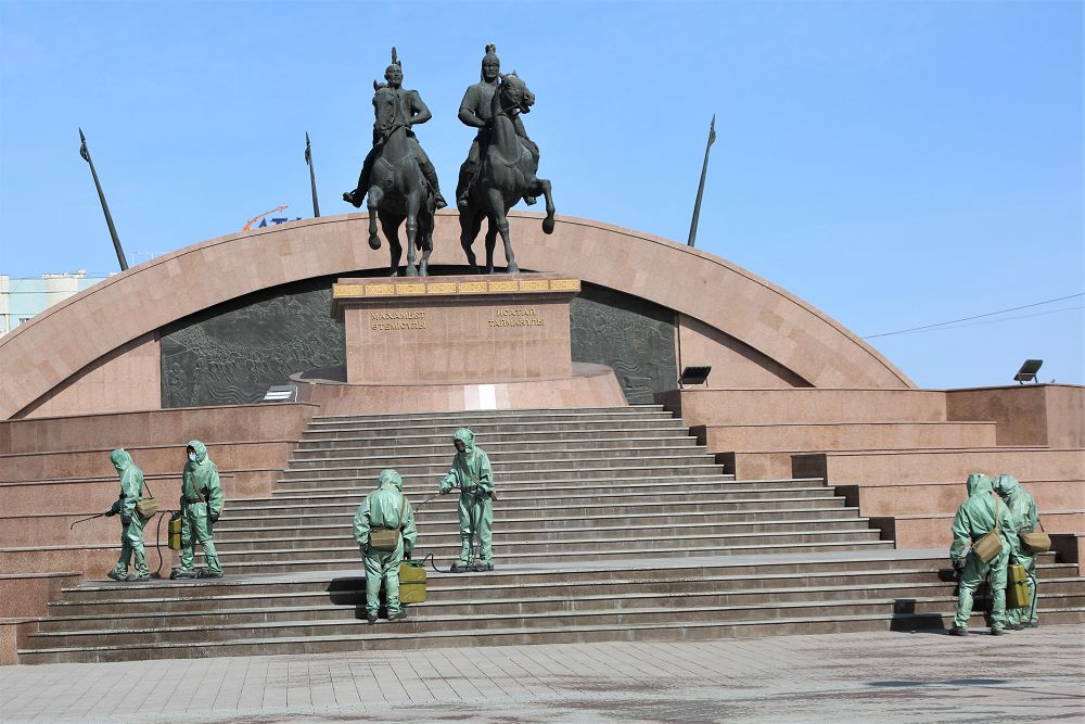 Әскери қызметшілер Атырау қаласының 100 объектісін дезинфекциялады