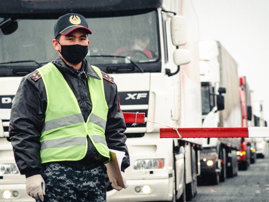 БҚО: Әкім шекарадағы блок-бекетті тексерді