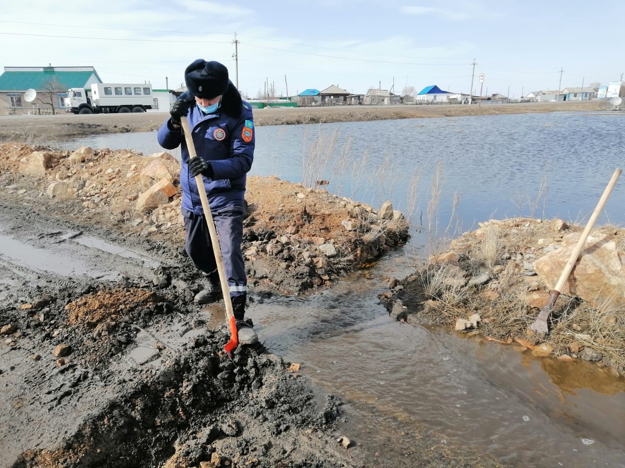«Есіл тасып барады жардан асып...»