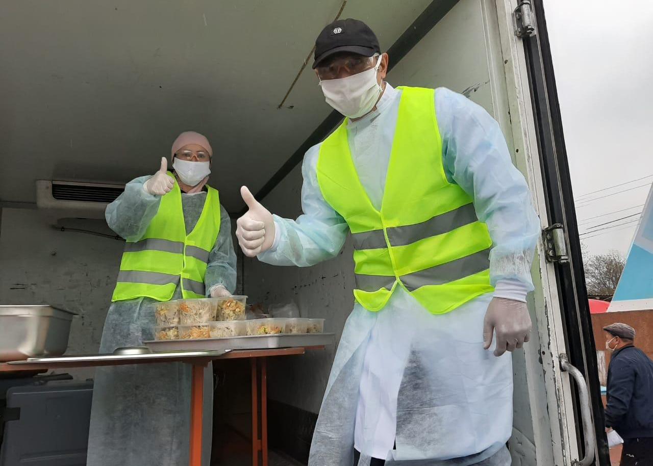 Түркістан: Кәсіпкер кезекшіліктегі мамандарды ыстық тамақпен қамтамасыз етуде