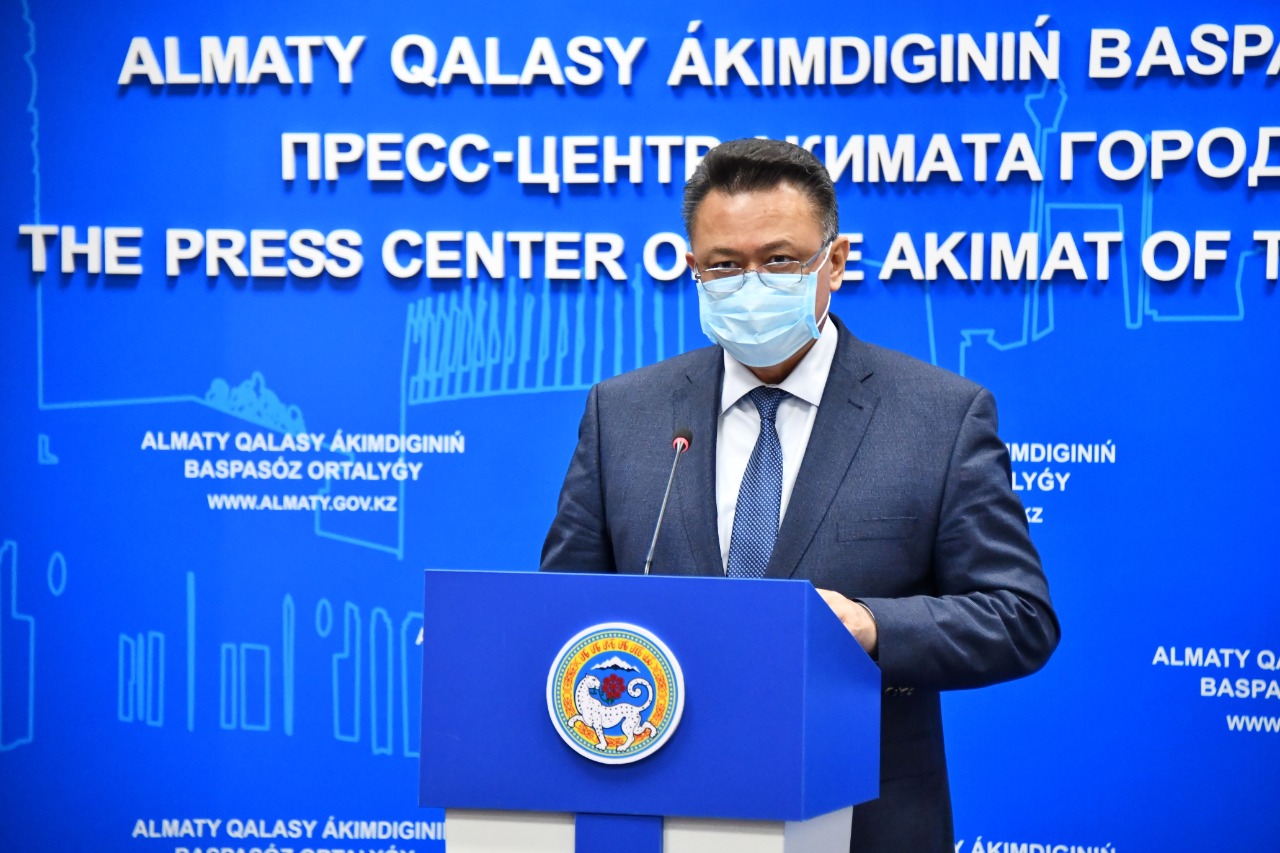 Алматыда індетпен күресіп жатқан дәрігерлер үстемақыларын ала бастады