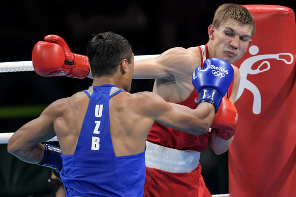 Виталий Дунайцев былғары қолғабын шегеге ілді