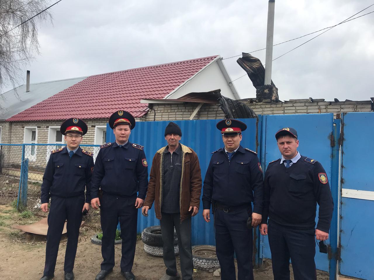 Қостанай: Полицейлер 7 адамды өрттен құтқарып қалды