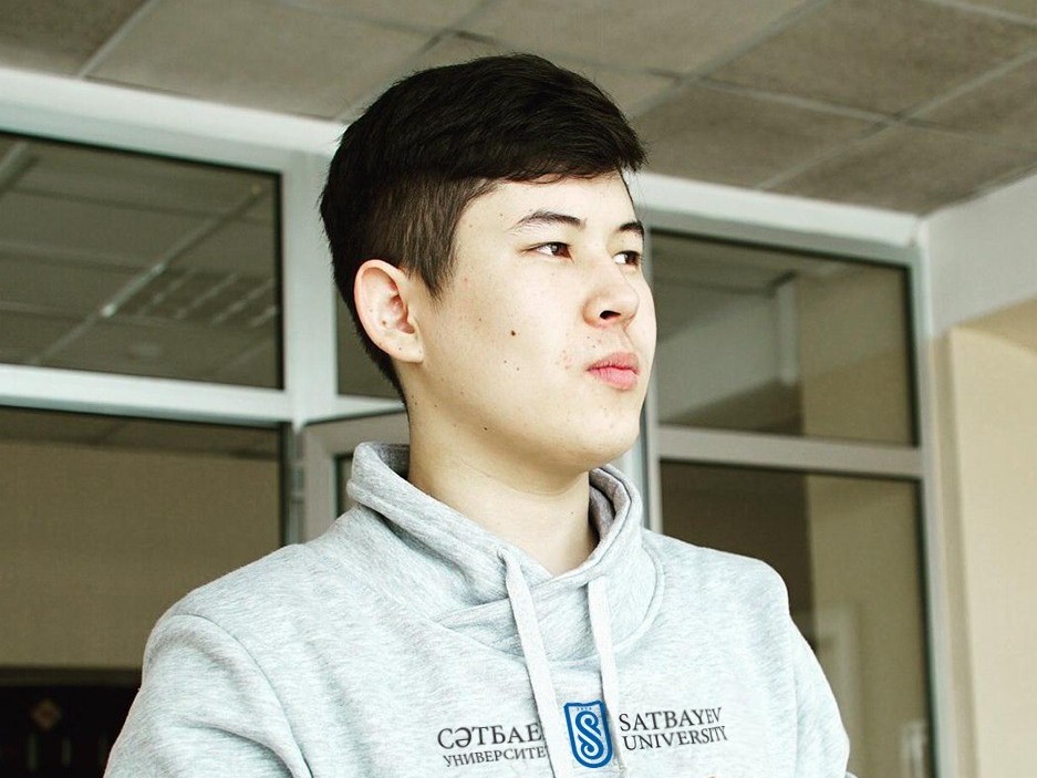 Студент ауылдағы өзі оқыған мектепке қашықтан оқуға көмектесті