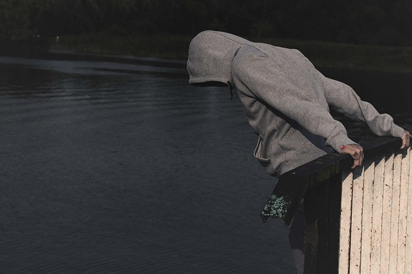 Атырау: Көпірден секіруге оқталған азамат құтқарылды