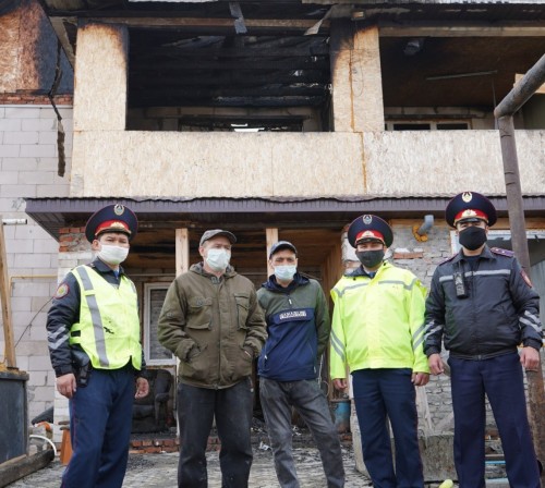 Қостанай: Полицейлер 15 адамды өрттен құтқарып қалды