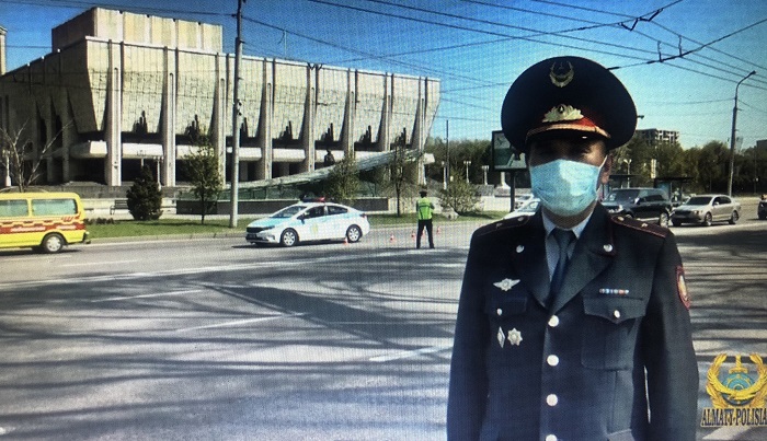 Алматылық полицей қала тұрғындарына өлең арнады