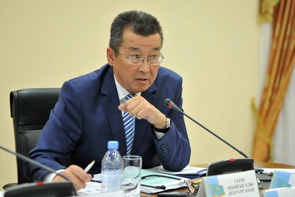 Сенатор Серік Бектұрғанов өңірлердегі дәрігерлердің шағымына назар аударды