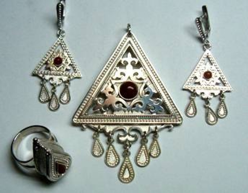 Әшекей жасайтын әдемі қыз