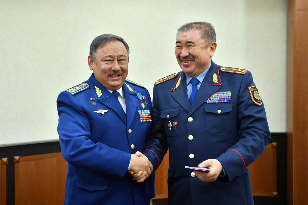 Сенатор Талғат Мұсабаевқа марапат қаруы табыс етілді