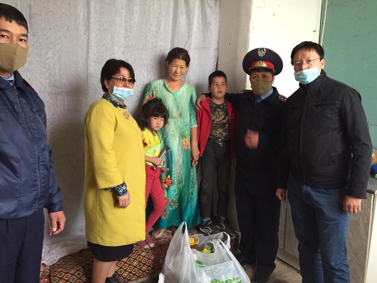 Маңғыстау: ГМ-172/6 мекемесі қызметкерлері аз қамтылған отбасыларға көмек қолын созды