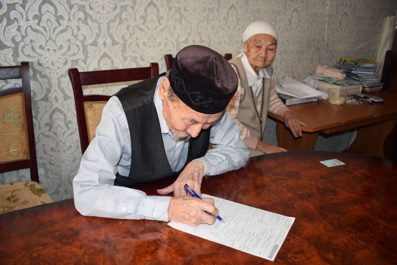 Маңғыстау: Полицейлер қарттардың жеке құжатын үйлерге барып ресімдеді