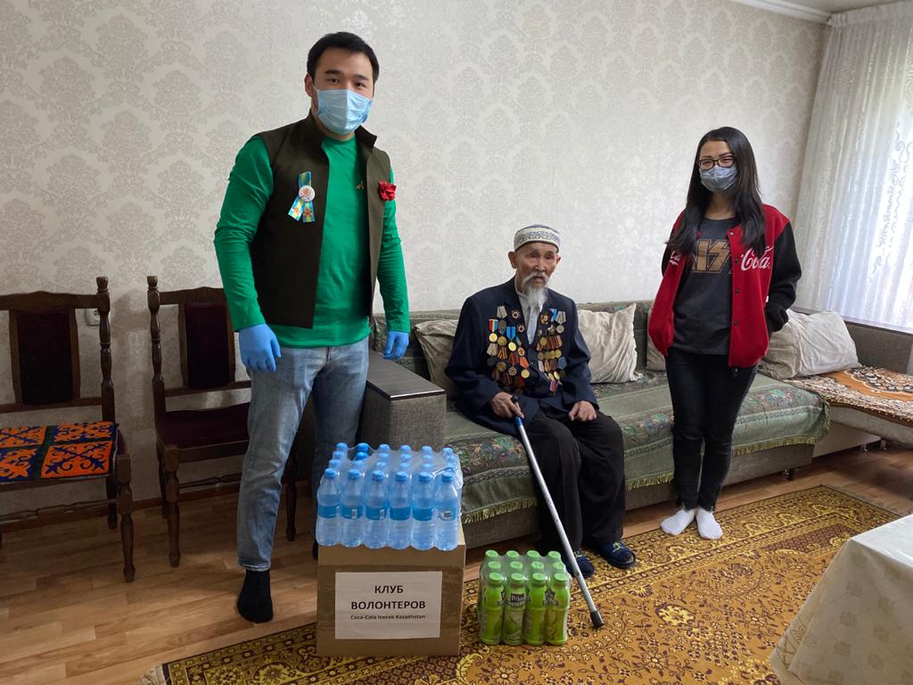«Жасыл Ел» мен «Coca-Cola» еріктілер клубы бірігіп ҰОС ардагерлеріне көмек көрсетіп шықты