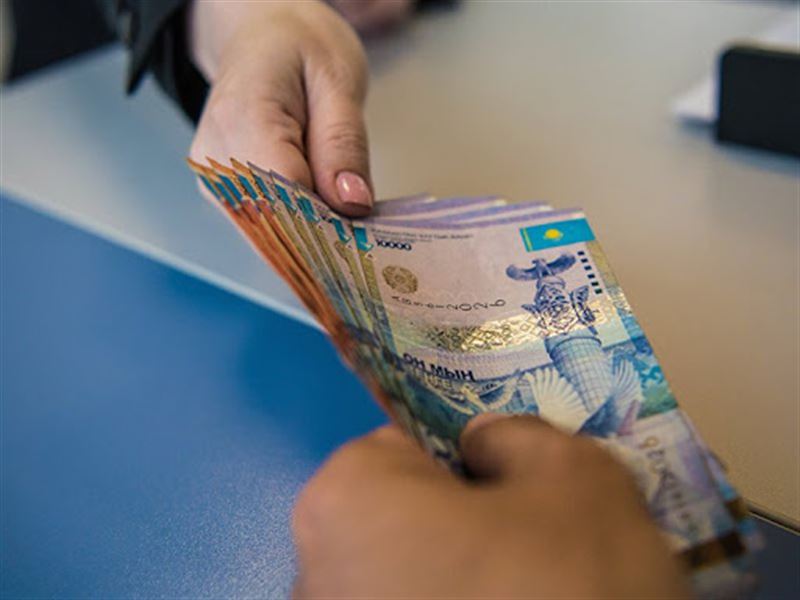 Халықаралық сарапшылар жеке тұлғаларға қолма-қол ақшаны сатып алу көлемін шектеуді ұсынады