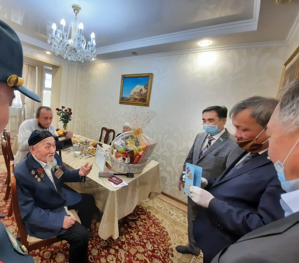 Маңғыстау: «Nur Otan» қызметкерлері ардагерді арнайы құттықтады