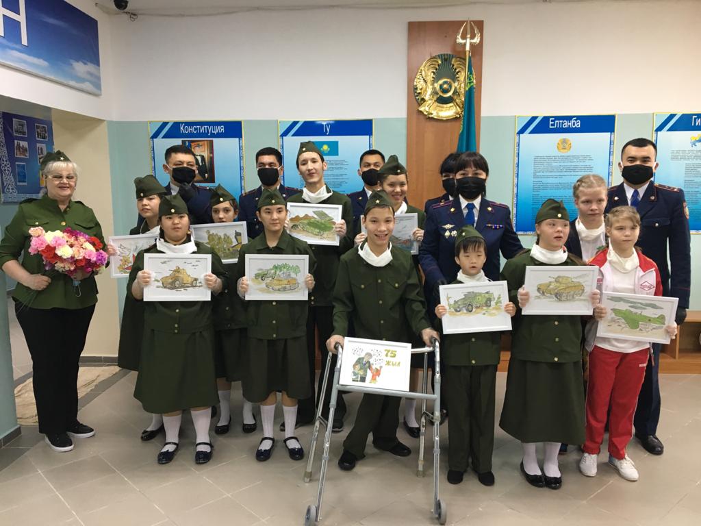 Ақтауда полицейлер балаларға мереке ұйымдастырды