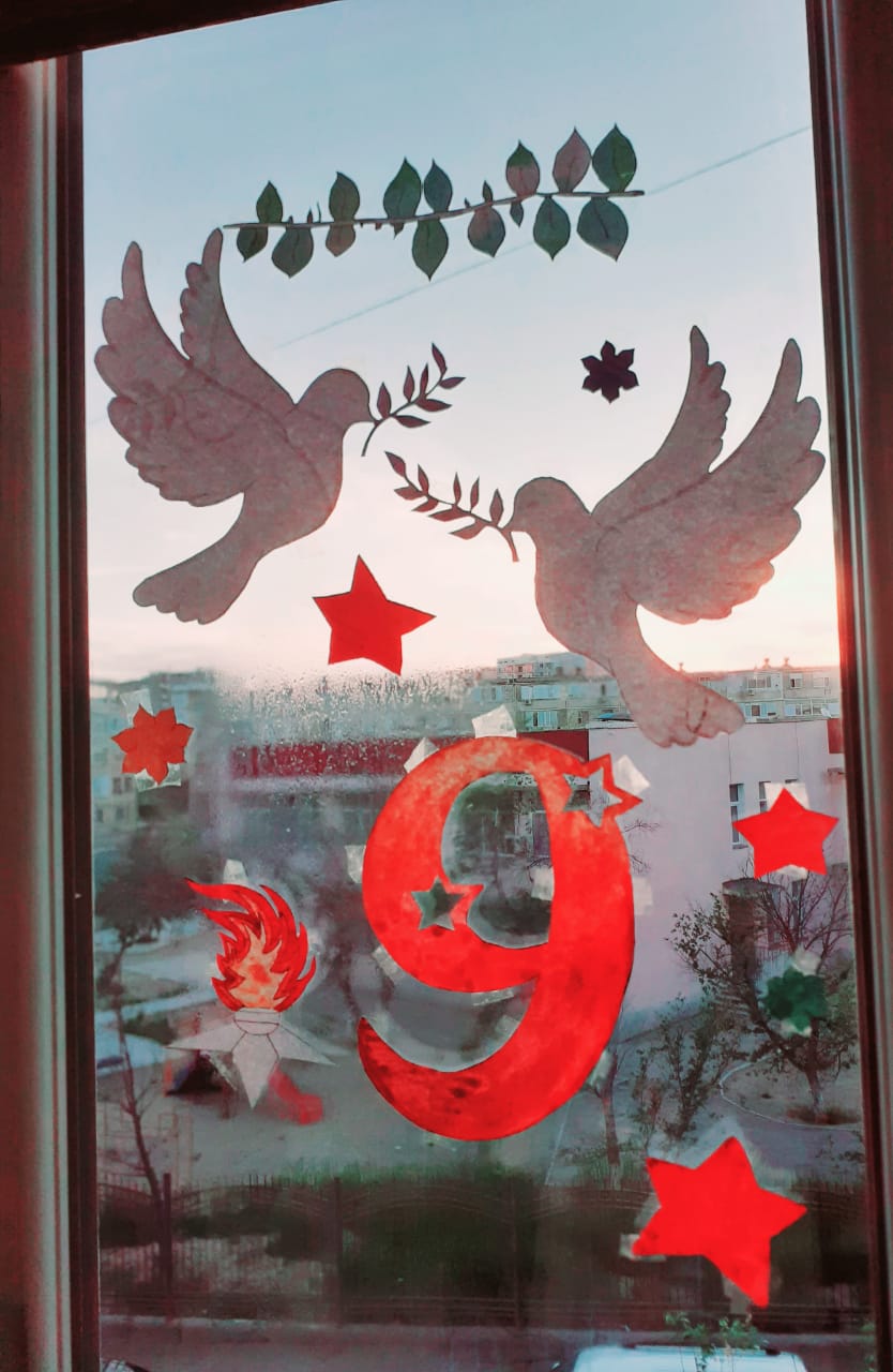 Ақтаулықтар жеңіс күніне орай үй терезелерін безендіруде