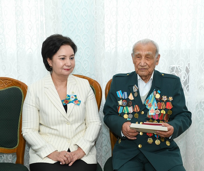 Қызылорда: Аймақ басшысы ардагерді құттықтады