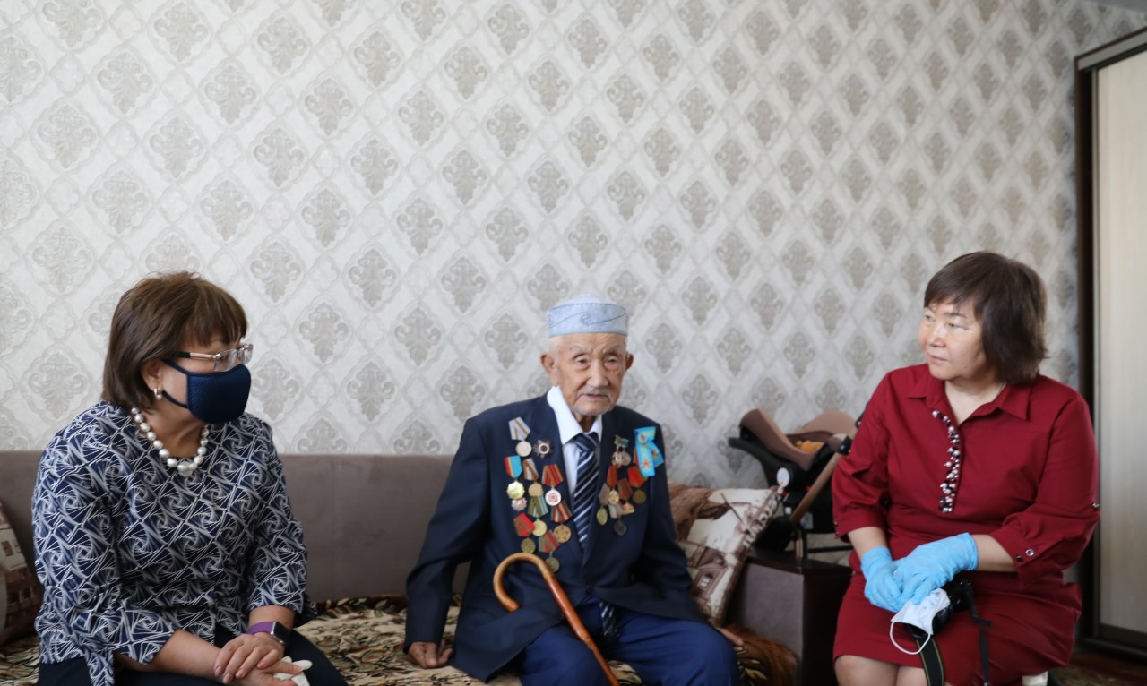 «Ұстаздар үйінің» қызметкерлері ардагерлермен кездесті