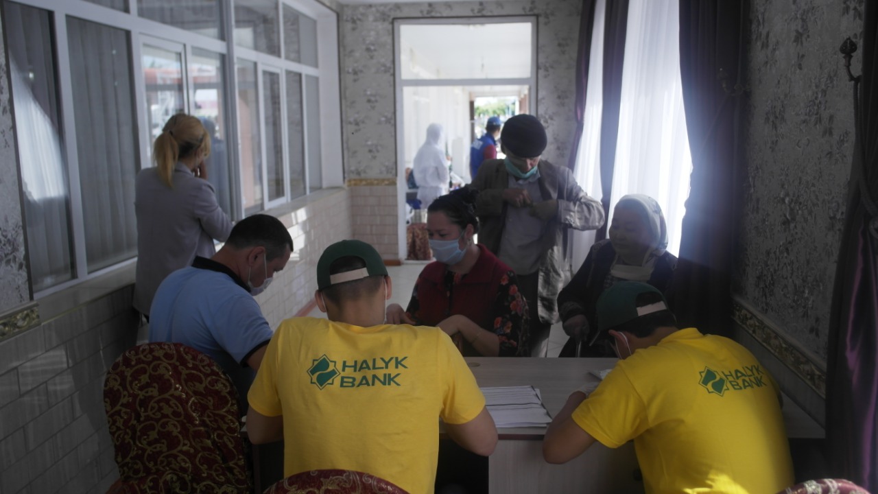 Түркістан: Мақтааралда өтемақы төлеу үшін банк карталары таратыла бастады